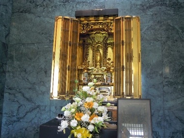 日系人の集団墓地の入り口に置いてある仏像